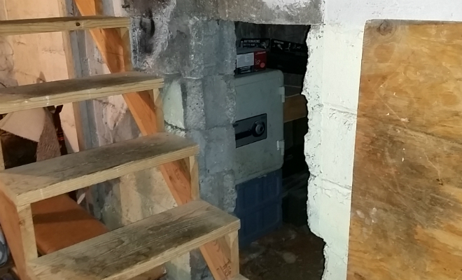 Житель Медельина почувствовал странный запах в стене квартиры, а когда разобрал кладку, нашел тайную комнату Эскобара Культура