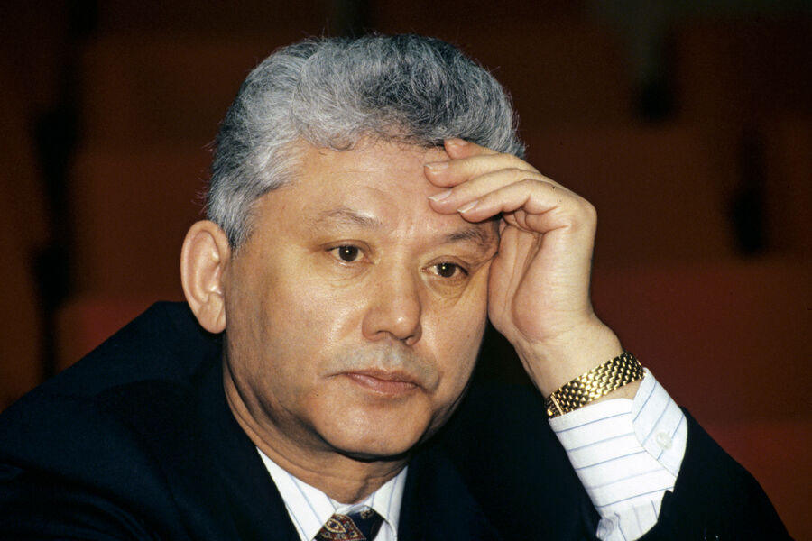 Жил в квартире Ельцина, боролся с бедностью. Чем запомнился первый президент Якутии