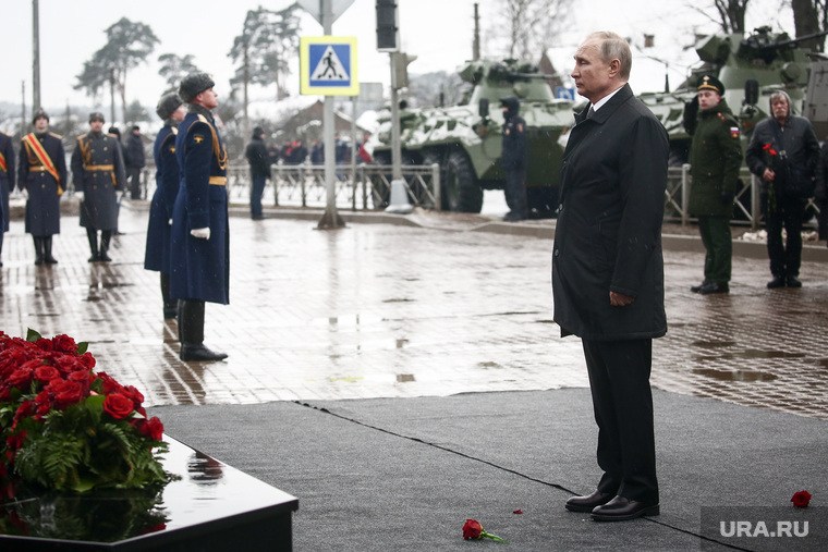 Отдать дань уважения. День Победы стыдно. Фотограф Путина на дне Победы. Почтение погибшего Путина. Солдат сво отдает дань уважения ветерану картинки.