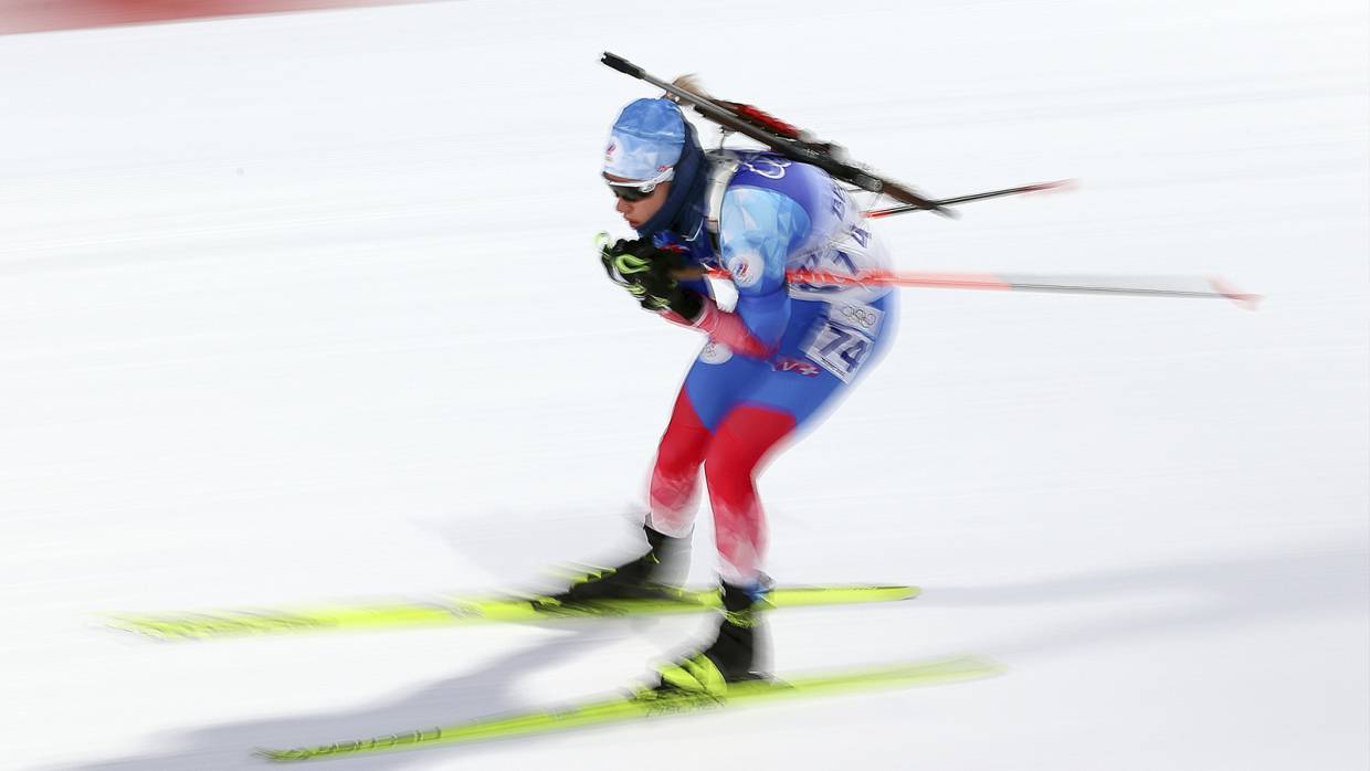 Олимпийская чемпионка Слепцова встала на защиту российских биатлонисток после их неудачи в гонке Спорт