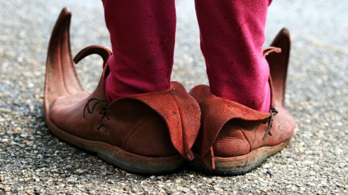 Зачем в старину мужчины носили обувь с длинными носами - похожая новость на Toplenta