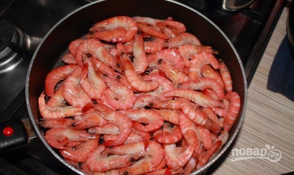 Рецепт жареных неочищенных креветок на сковороде. Креветки в соевом соусе с чесноком на сковороде. Креветки жареные с чесноком и соевым соусом. Рецепт жареных неочищенных креветок на сковороде. Лангустины на сковороде.