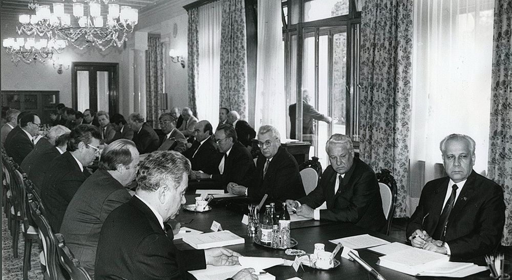 Непримиримые друзья в Ново-Огарёво (справа налево): А.И. Лукьянов, Б.Н. Ельцин, Л.М. Кравчук и «другие лица»