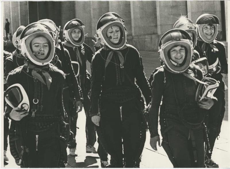 Праздник пионерии. Юные космонавты
Владимир Лагранж, 1965 год, г. Москва, МАММ/МДФ.