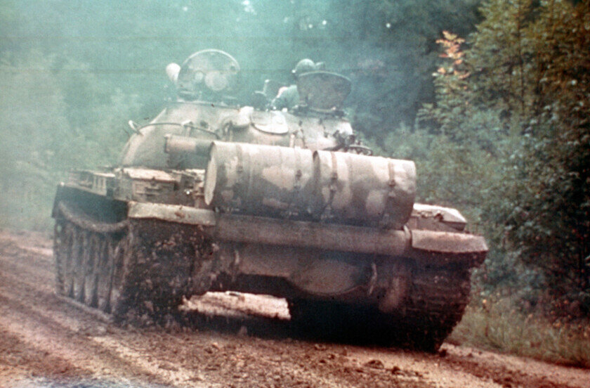    Вид на корму Т-62 с закреплёнными на ней внешними топливными баками / Wikimedia, defenseimagery.mil