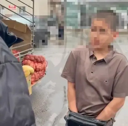 Топчутся по весам: мигрант под Челябинском поставил детей торговать фруктами