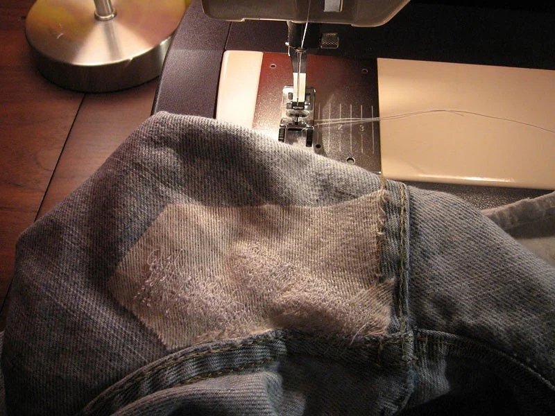 Как зашить джинсы между ног: простые способы для решения актуальной проблемы джинсы, джинсов, место, можно, прокладочного, клеевого, выверните, между, будет, сторону, на изнаночную, в области, чтобы, ткань, только, материала, не только, с помощью, машинке, износа