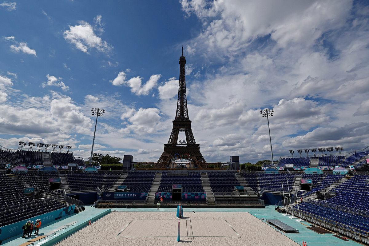 Площадка для пляжного волейбола у подножия Эйфелевой башни в Париже, июль 2024 года    ????