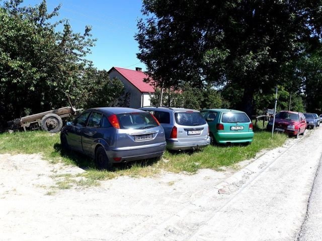Польское село превратилось в свалку брошенных автомобилей Польское село превратилось в свалку брошенных автомобилей авто, свалка, факты