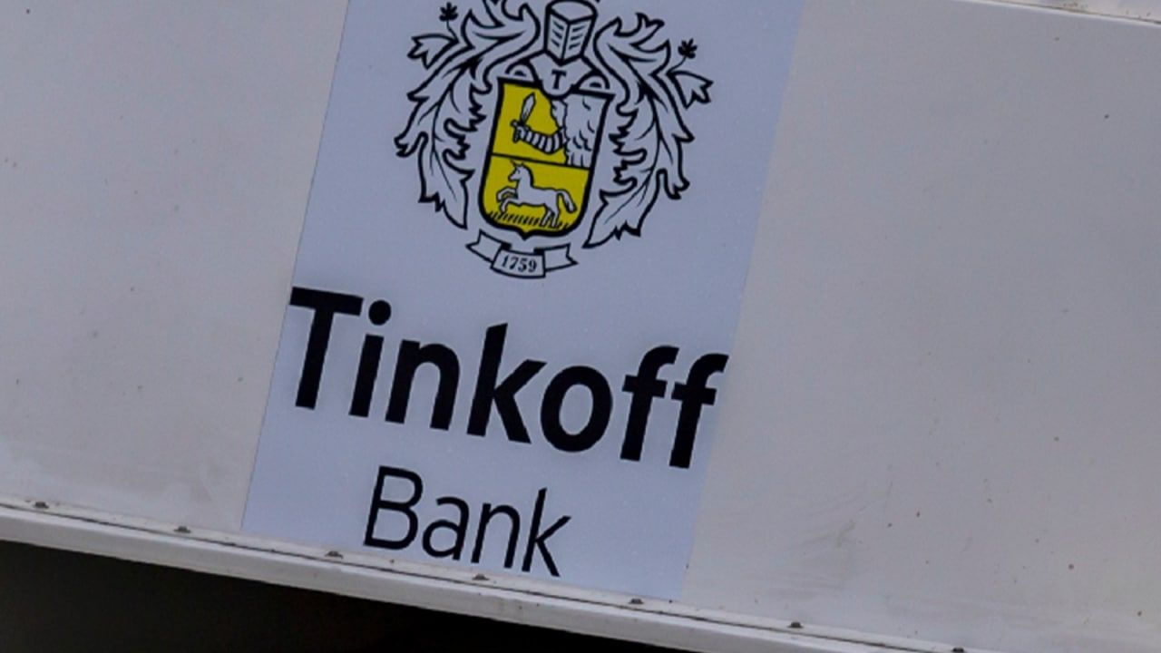 Минимальный порог SWIFT-перевода в «Тинькофф-банке» поднялся до 20 тысяч долларов Экономика