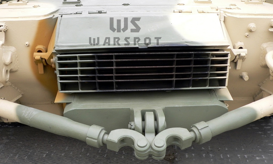 ​Вид на кормовую часть БРЭМ-80У. Хорошо видны жалюзи турбины для выхода выхлопных газов, под ними броневой короб, закрывающий редуктор отбора мощности, и полужёсткое сцепное устройство. Фото автора - Поводырь для уставшей «восьмидесятки» | Warspot.ru