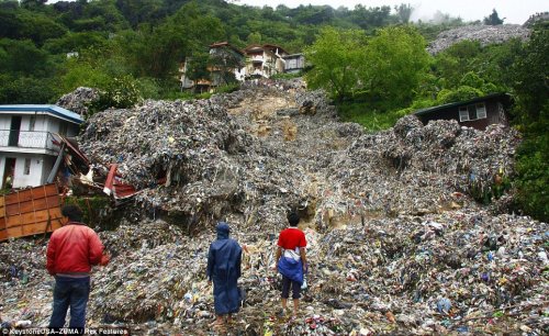 Лавина из мусора на Филиппинах (4 фото)