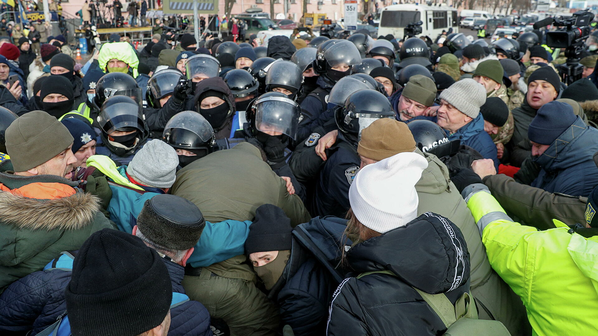 Сторонники Порошенко пришли на улицу Банковая в Киеве, где находится офис  Зеленского