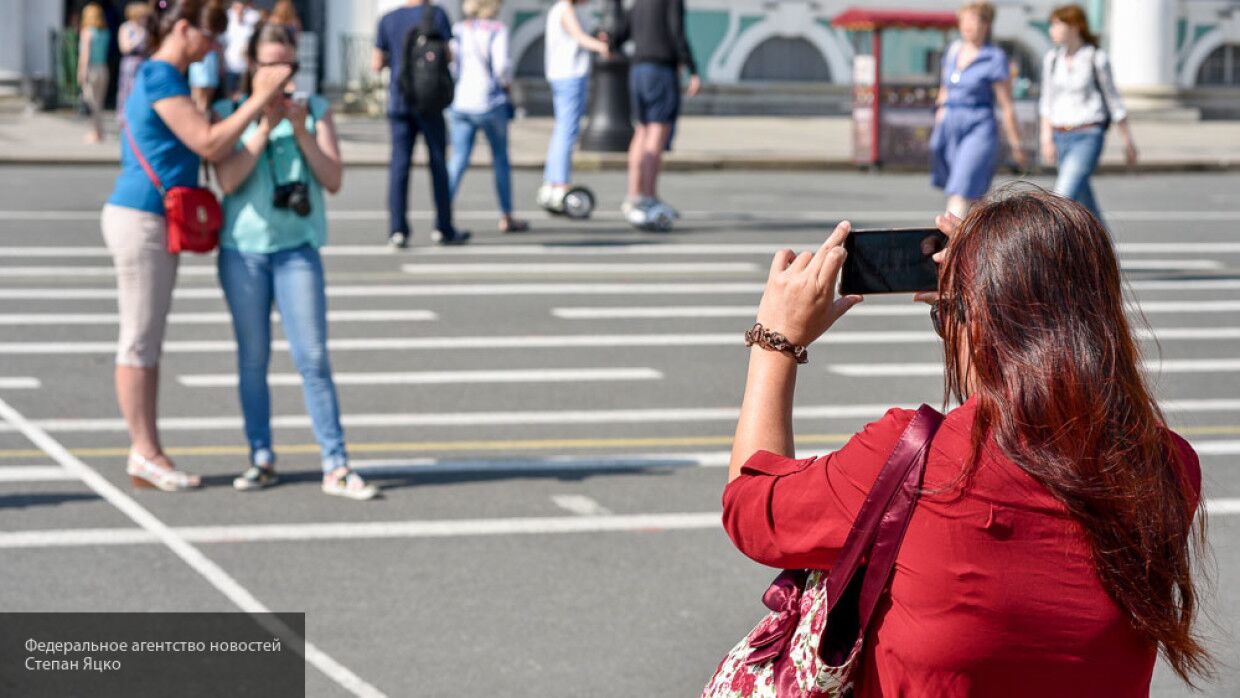 Каких людей принимает москва. Фотографировать без разрешения. Люди фоткают Москву. Фотографирующие люди в СПБ. Публикации человека.