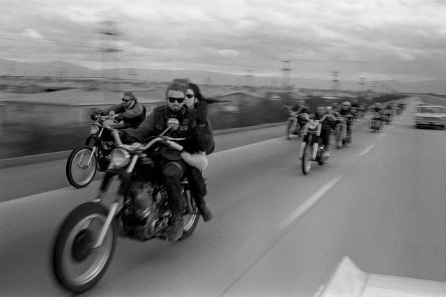 Проезд банды по шоссе америка, ангелы ада, жизнь вне закона, интересно, история, мотоциклетные банды, мотоциклисты, фотохроника