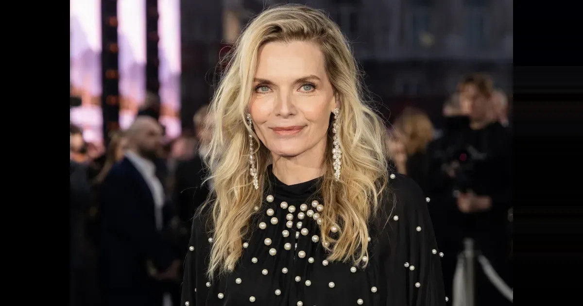 Мишель Пфайффер вышла на красную дорожку премьеры своего нового сериала "Река Мадисон"