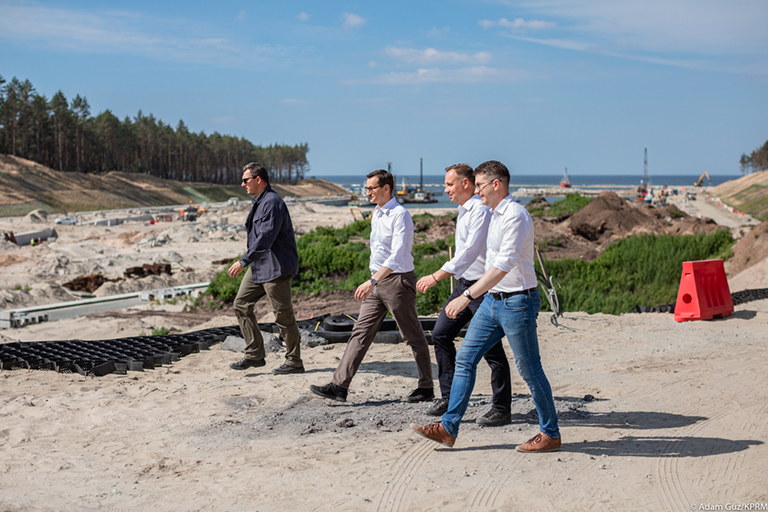 На фото: премьер-министр Матеуш Моравецки, президент Анджей Дуда и министр Петр Мюллер идут по месту рва.