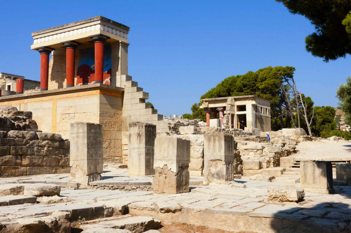 Руины дворца в Кноссе - одна из главных достопримечательностей современного Крита