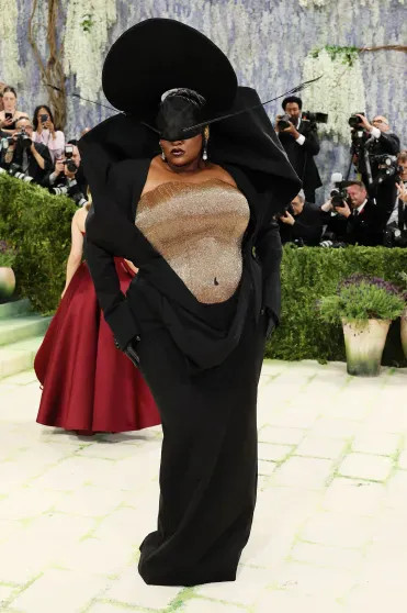 10 самых странных образов Met Gala: Люк Эванс в 