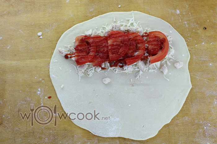 Выкладываем помидоры, подперчиваем и подсахариваем