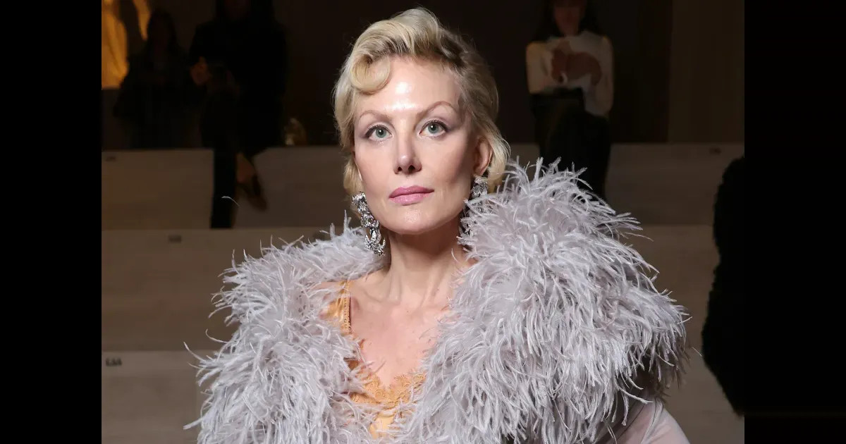 Рената Литвинова в платье с перьями посетила показ Gucci