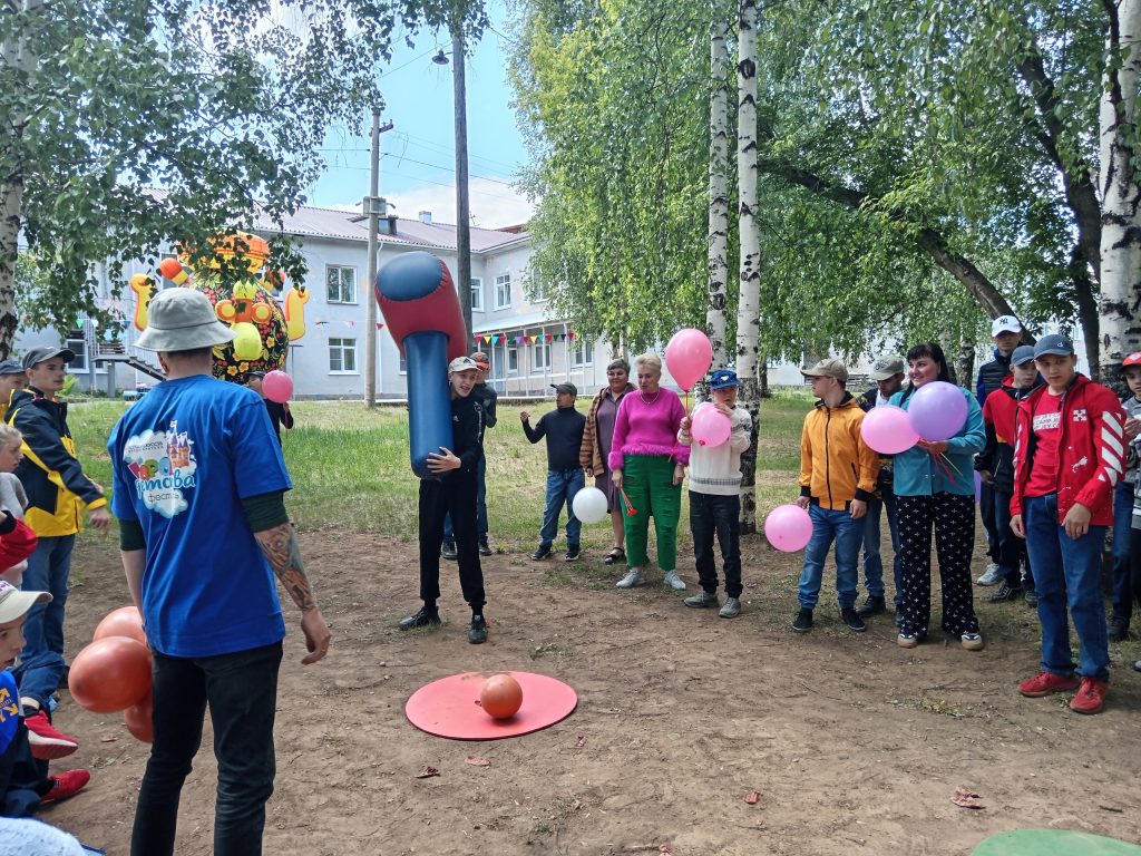 Детский праздник на улице с воздушными шарами