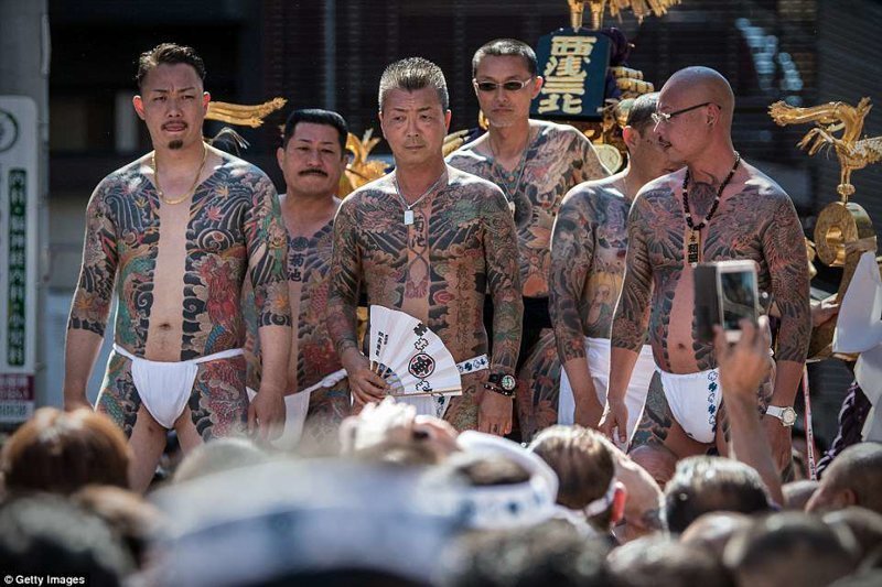 Они передвигались как по одному, так и группами - суровые мужчины, покрытые красочными татуировками, которые обычно ассоциируются с японским криминальным синдикатом Фестиваль, познавательно, татуировки на теле, татуировки означающие, татуировки якудза, якудза, якудза япония, япония