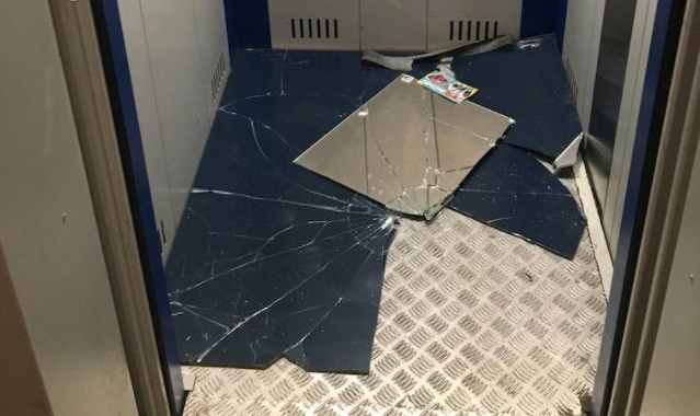 Снять разбитое. Зеркало в лифте. Разбито зеркало в лифте. Лифт с разбитым зеркалом. Разбитых зеркал в школе.