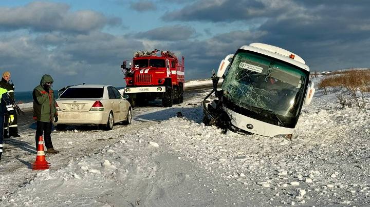 Рейсовый автобус с 39 пассажирами вылетел в кювет на Сахалине