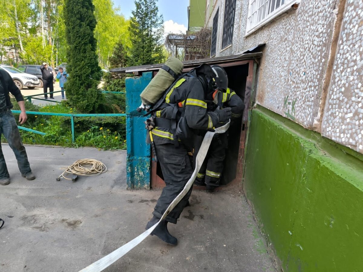 В Тульской области спасатели потушили пожар в подвале многоэтажки