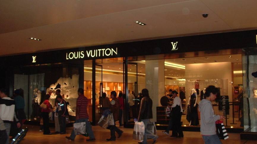 Редкий бомбер Louis Vuitton продается в Казахстане на фоне беспорядков