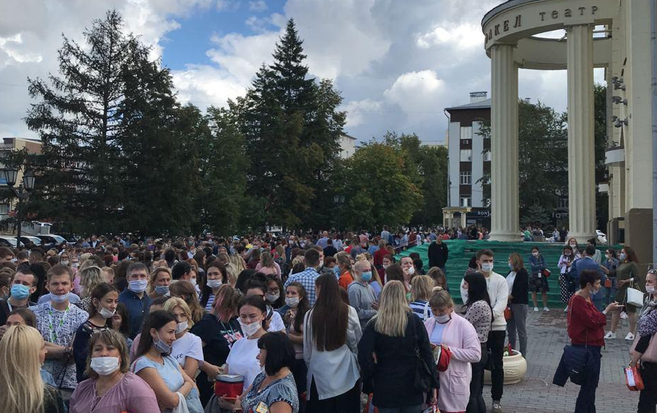 Около тысячи человек. КП ру Новосибирск. НГС Новосибирск город счастливых людей 2014. Лента новостей НГС Новосибирск. Новости нгс24 Новосибирск.