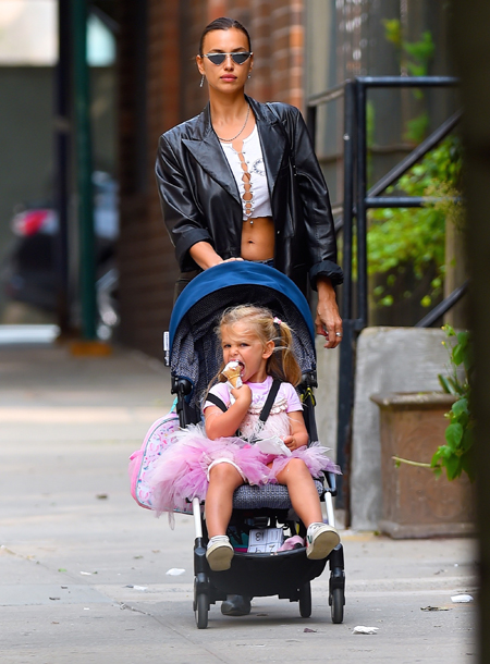 Бунтарка и принцесса: Ирина Шейк на прогулке с дочерью Леей в Нью-Йорке Мода,Стиль звезд