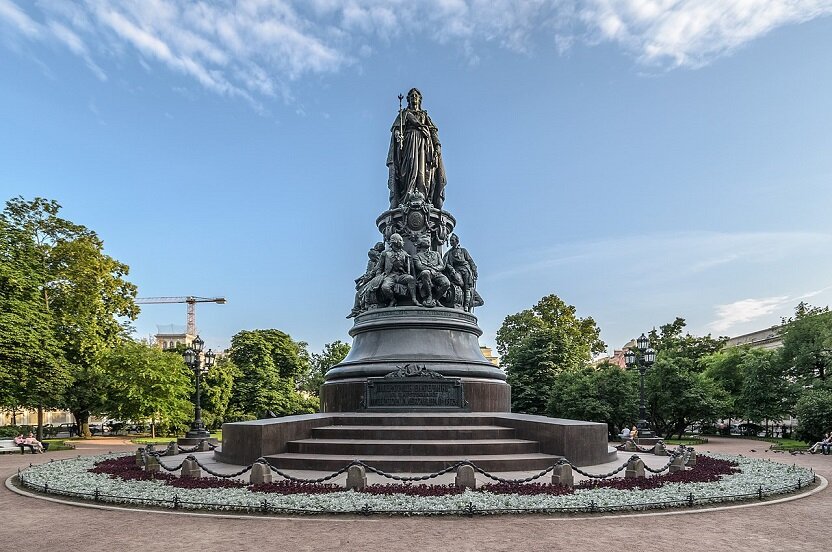 Памятнике Екатерине II в Санкт-Петербурге, на площади Островского