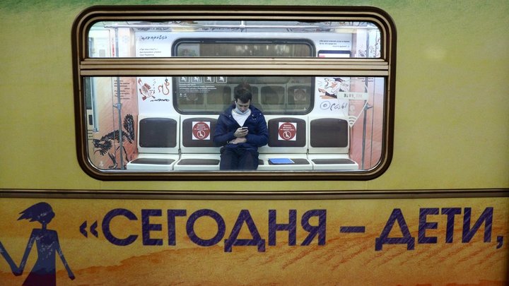 "Уберите руки, я их не отдам!": Многодетную мать заковали в наручники, чтобы забрать детей