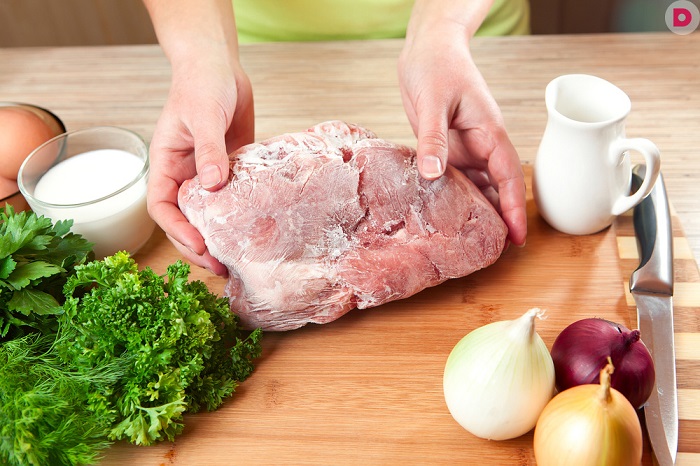 Мясо должен полежать при комнатной температуре, а потом уже жариться. / Фото: ja-rukodelnica.ru