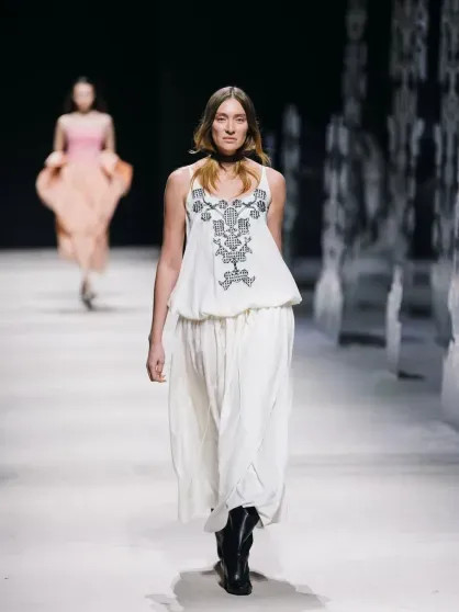 Александр Рогов, Эвелина Хромченко, Юлия Барановская и Мария Миногарова на показе Алёны Ахмадуллиной Alena, Akhmadullina, весналето, 2026Показ, показе, Миногарова, 2026Мария, 2026Миша, Рогов, посетили, Приданое, Ахмадуллина, коллекции, новой, показ, памяти, красоте, вещей, которые, невестыКоллекция