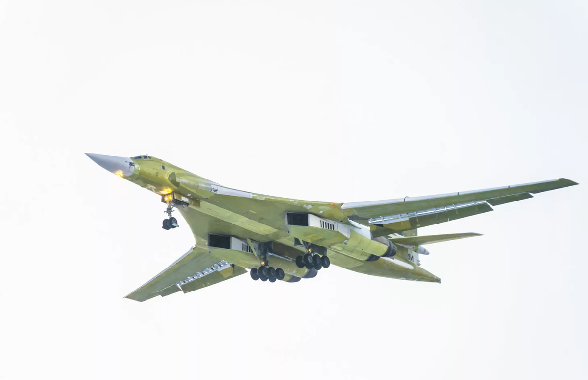 Первый полет построенного с нуля ракетоносца Ту-160М2. Не считая различных прототипов, за долгое время это был первый заново произведенный "стратег" не только в России но и в мире. Фото ОАК