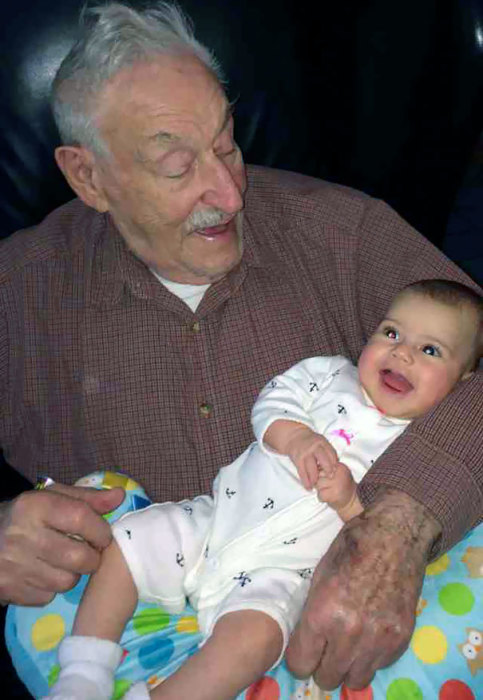 91-летний дедушка держит на руках свою внучку, которой… 91 день!