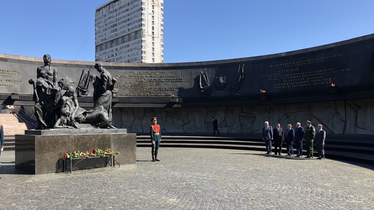 Беглов возложил цветы к монументу защитникам Ленинграда