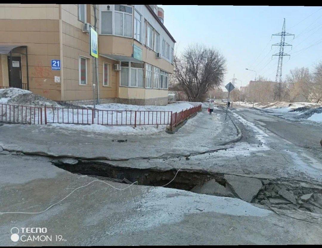 В Новосибирске прокуратура провела проверку после провала асфальта в микрорайоне ОбьГЭС