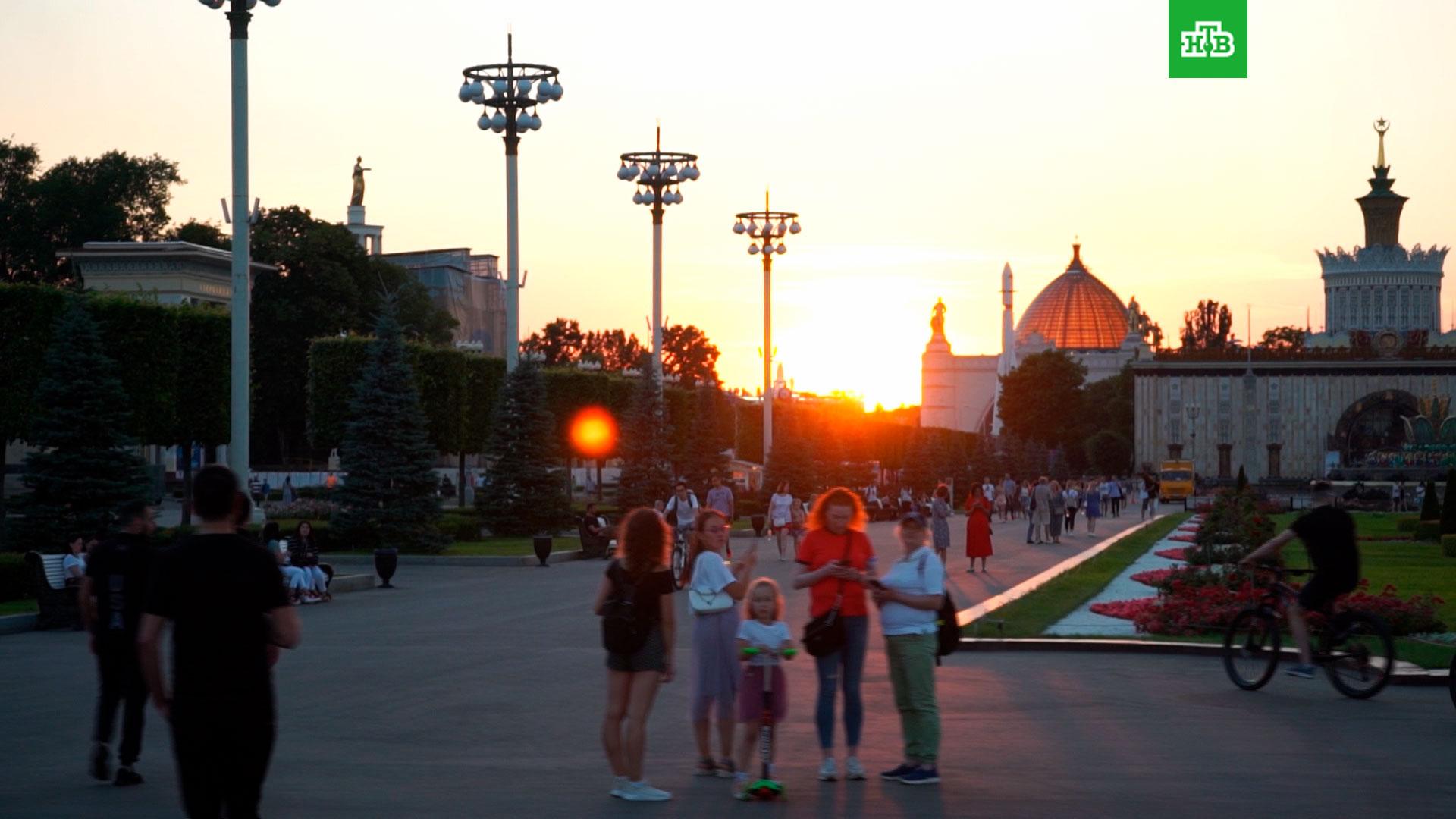 Летом 2024 будет жара. Летняя Москва. Городские жители. Жара в Москве. Солнце Москвы.