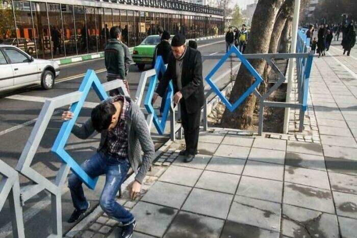 Тегеран: переход запрещен, ведь на другой стороне нет тротуара