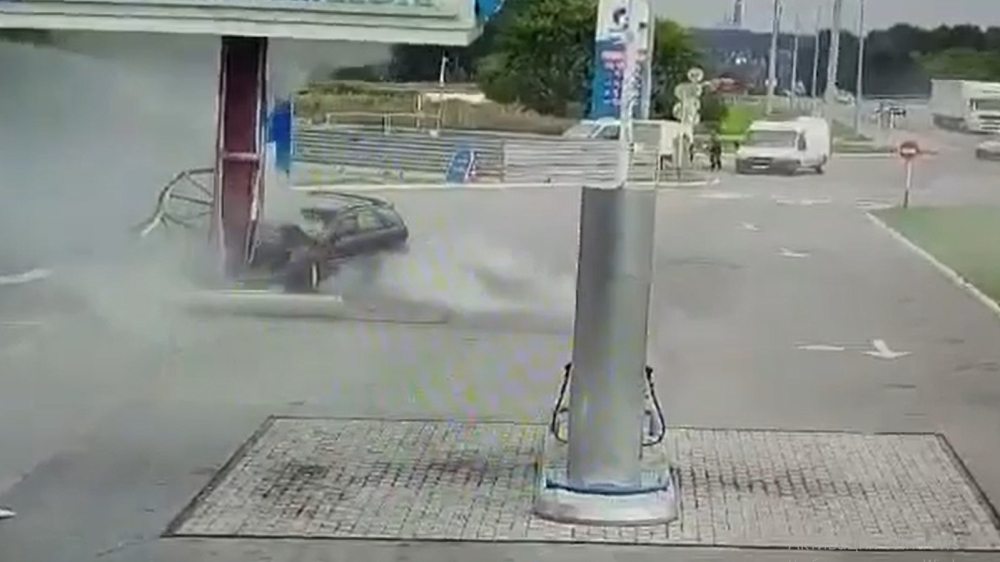 Пьяный водитель Toyota Harier протаранил бензоколонку АЗС в Новосибирской области