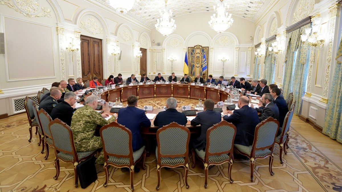 Грызня в Киеве: Зачем Аваков припомнил секретарю Совбеза потоп в Крыму Грызня в Киеве: Зачем Аваков припомнил секретарю Совбеза потоп в Крыму украина