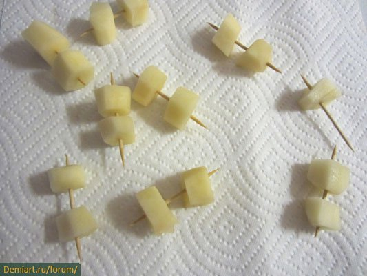 Бусы из сушеной картошки «ювелирными» назвать  сложно, но результат получается отменный! бусы,женские хобби,картофель,поделки,рукоделие,своими руками