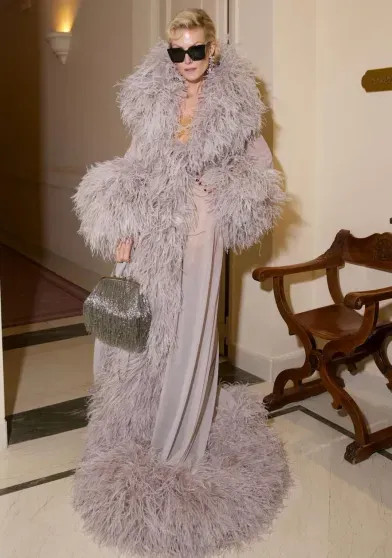 Рената Литвинова в платье с перьями посетила показ Gucci ЛитвиноваРената, Gucci, Литвинова, Рената, своего, показала, посетила, показ, Актриса, кожаной, которую, декольте, блузе, 59летняя, пальто, синем, брошь, позировала, показа, незадолго