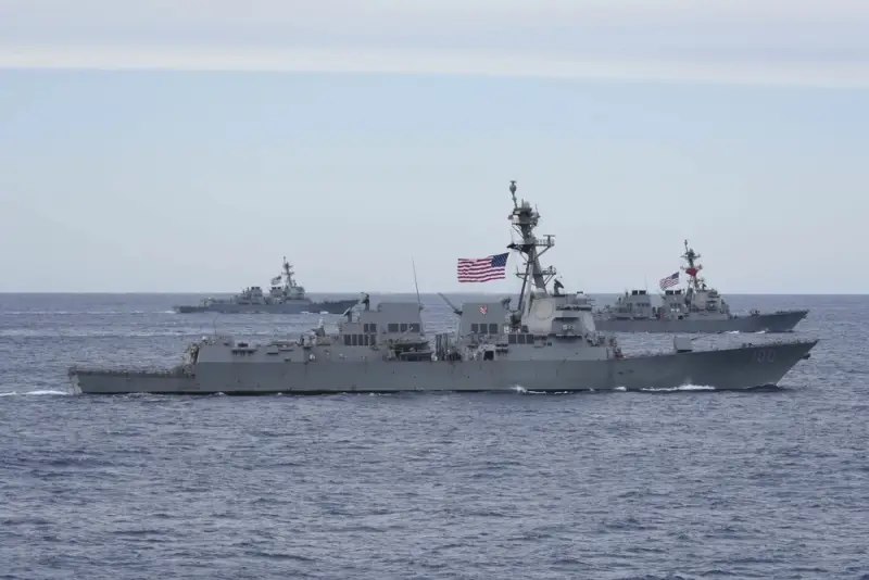 Ракеты хуситов атаковали американский эсминец в Красном море