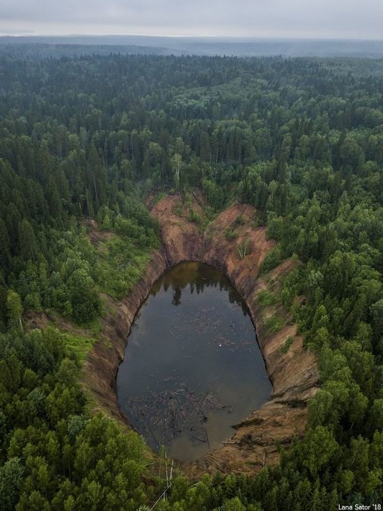 Воронка расположена в глухом лесу Березнеки, в мире, интересно, пермский край, провал, шахты