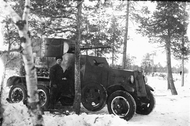 Красноармеец позирует на фоне бронеавтомобиля БА-6 в заснеженном перелеске. военная техника, вторая мировая война, история